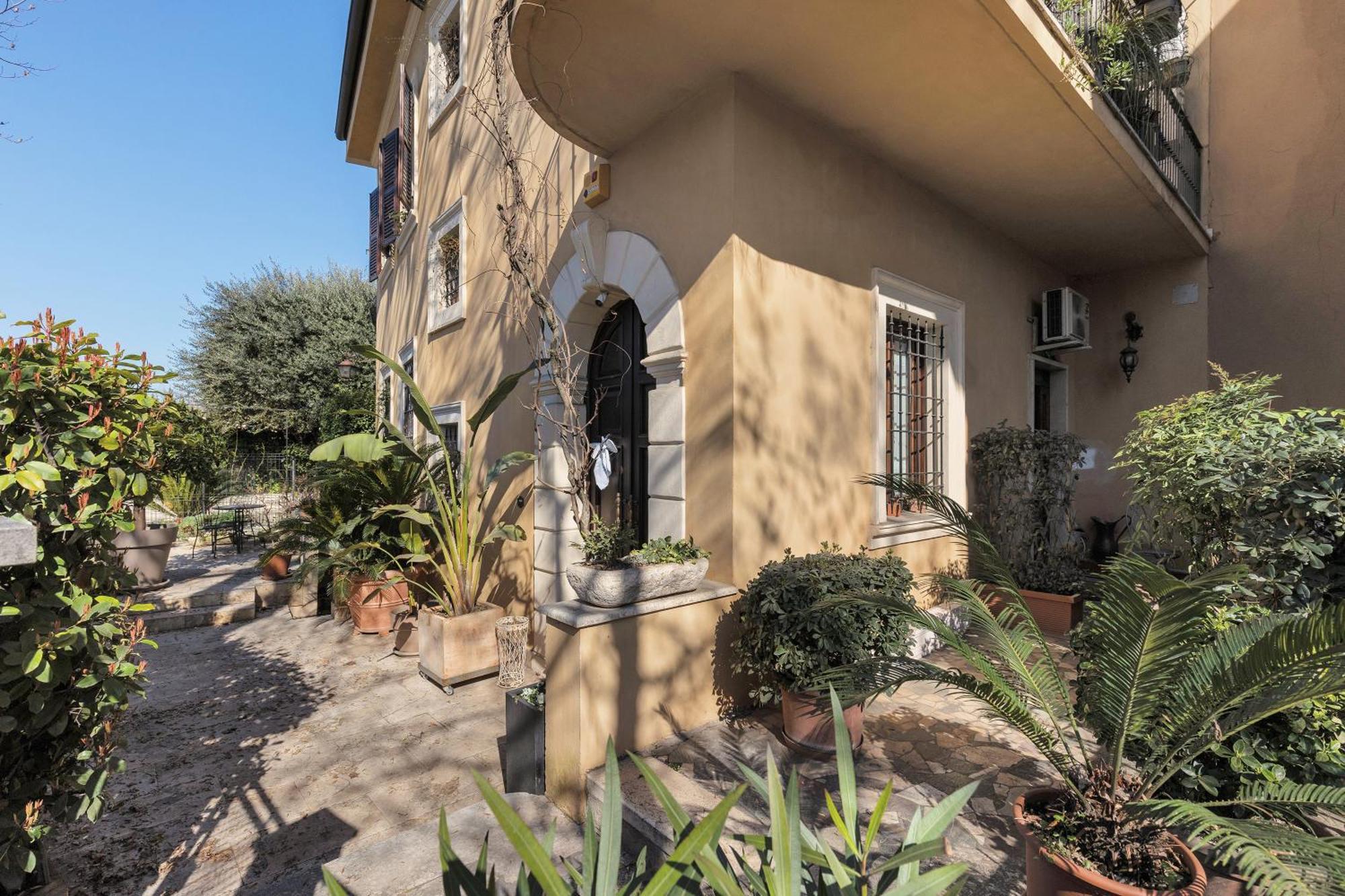 Via T Da Vico 11 House